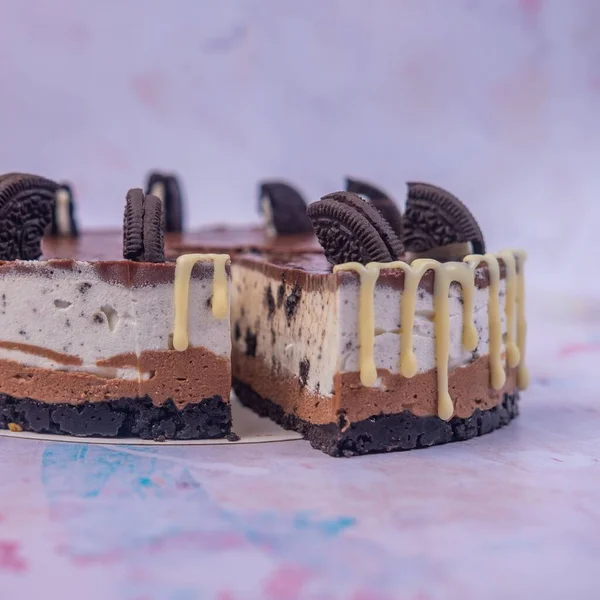 Close Pedaço Cheesecake Com Creme Chocolate Decorado Com Biscoitos Fundo — Fotografia de Stock