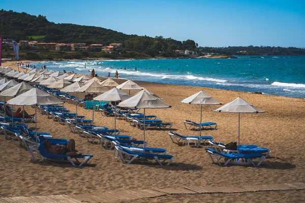 Krásný Záběr Modrých Lehátek Písčité Pláži Azurového Moře — Stock fotografie