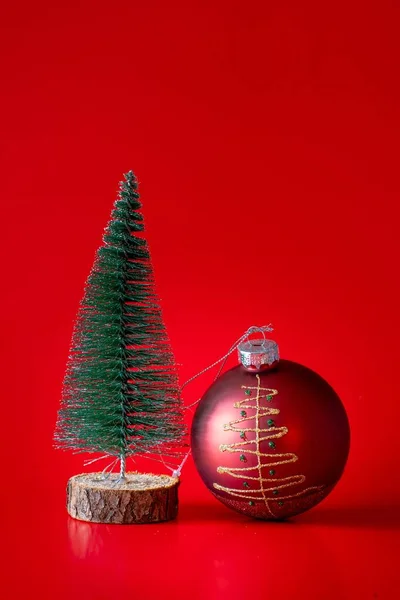 Primo Piano Verticale Una Lampadina Natale Festiva Accanto Albero Miniatura — Foto Stock