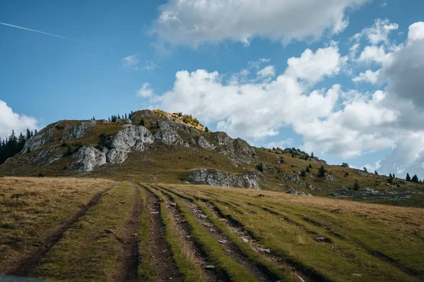 Mavi Bulutlu Gökyüzünün Altındaki Kayalık Tepelerin Tarlaların Kırsal Bir Manzarası — Stok fotoğraf