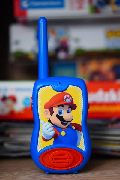 青いスーパーマリオプラスチックウォークアイトーキーの柔らかい焦点子供のためのおもちゃ — ストック写真