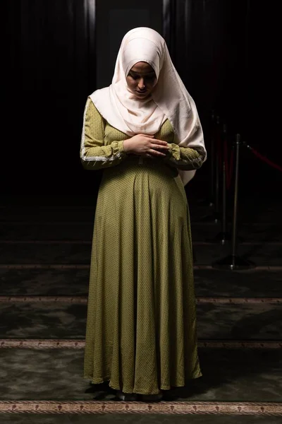 Egy Függőleges Felvétel Egy Kaukázusi Muszlim Nőről Aki Iszlám Long — Stock Fotó