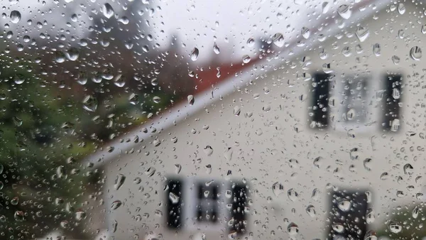 Wassertropfen Auf Fenster Mit Gebäude — Stockfoto