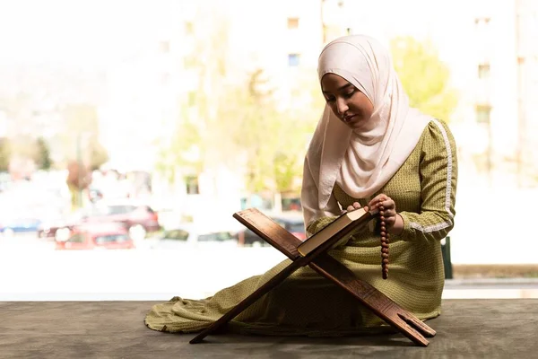 Başörtülü Güzel Müslüman Kadın Camide Oturup Kuran Namaz Kılıyor — Stok fotoğraf