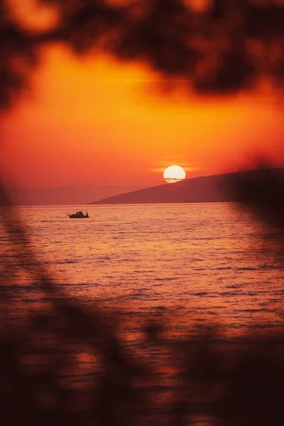 Een Verticaal Schot Van Een Vissersboot Zee Bij Zonsondergang — Stockfoto