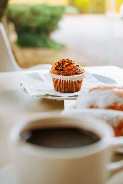 Eine Vertikale Aufnahme Eines Schokoladenmuffins Mit Kaffee — Stockfoto