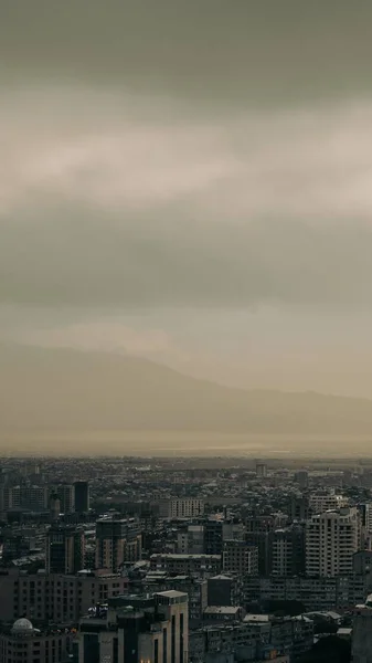 Şehrin Üzerindeki Kara Bulutların Dikey Görüntüsü — Stok fotoğraf