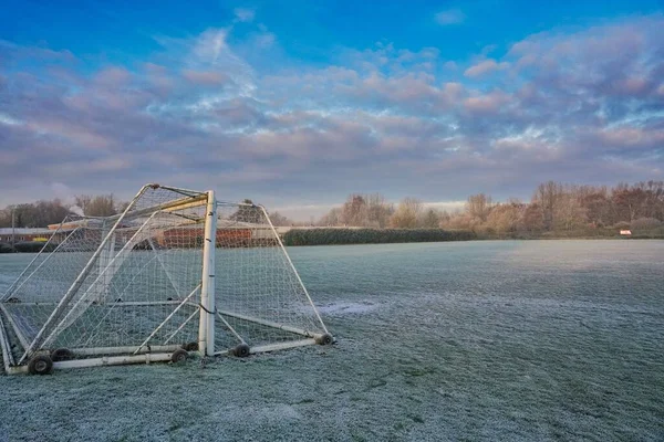 蓝天下覆盖着霜冻的古老足球场上的风景 — 图库照片