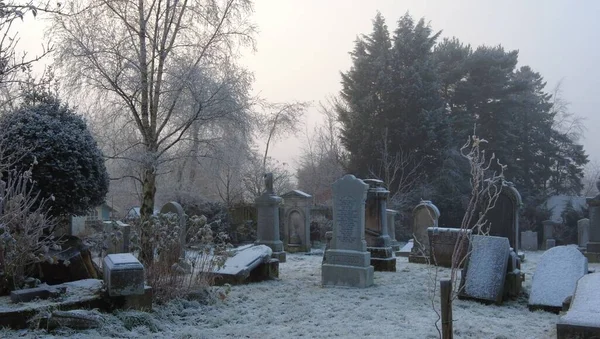 Besneeuwde Grafstenen Begraafplaats Van Carmunnock Parish Church Glasgow Schotland — Stockfoto