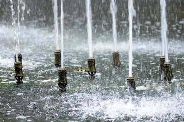 公园里一个夏日喷泉的水滴的特写 — 图库照片