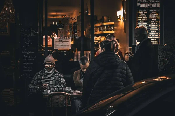 フランスパリの左岸カフェとワインバーに立っている人々 — ストック写真