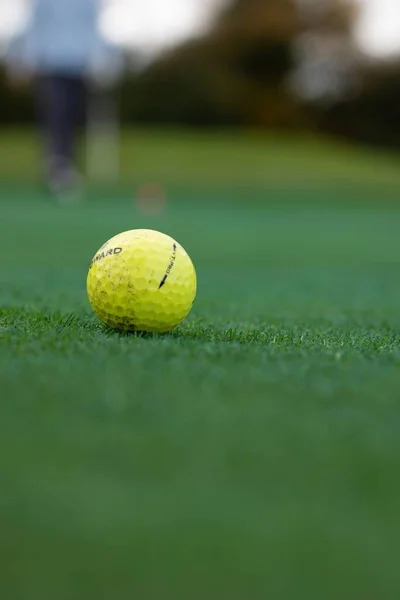 Gros Plan Vertical Une Balle Golf Jaune Sur Terrain Golf — Photo