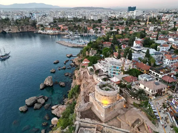 Gyönyörű Kilátás Nyílik Egy Sziklás Partján Egy Sziget Épületekkel Antalya — Stock Fotó