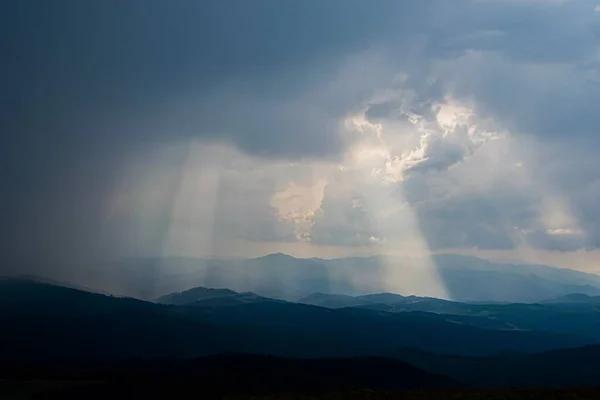 Eine Malerische Aufnahme Von Bergsilhouetten Unter Bewölktem Himmel Mit Himmlischer — Stockfoto