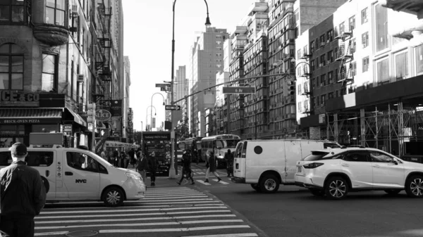 Gråskala Bild Vacker Upptagen Gata Den Fantastiska New York City — Stockfoto