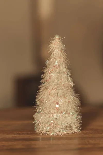 Vertikální Detailní Záběr Bílé Nadýchané Vánoční Stromeček Miniatury Dřevěném Stole — Stock fotografie
