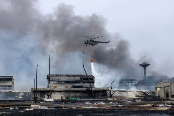 Ελικόπτερο Των Ενόπλων Δυνάμεων Της Κούβας Σβήνει Φωτιά Από Την — Φωτογραφία Αρχείου