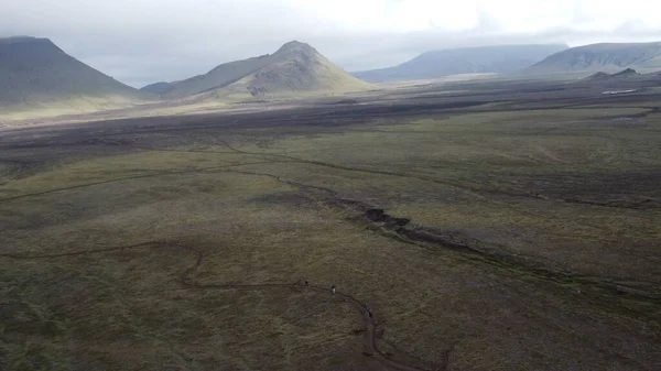 Egy Drónfelvétel Vulkáni Hegyről Fekete Lávamezőről Landmannalaugarban Izlandon — Stock Fotó