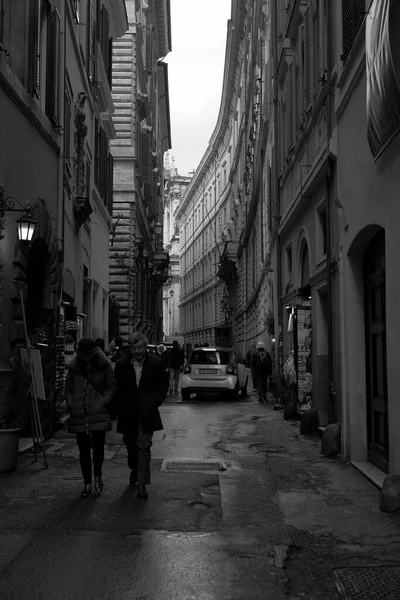 Eine Vertikale Graustufenaufnahme Einer Schönen Engen Straße Mit Passanten Rom — Stockfoto