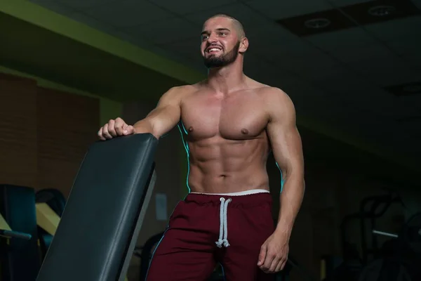 体育館で体重トレーニングを行う白人の良い外見魅力的な男性 — ストック写真