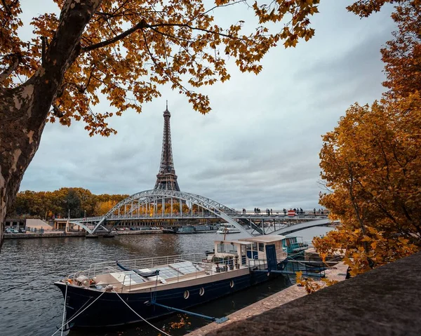 Det Berømte Eiffeltårnet Bakgrunnen Elven Seinen Paris Frankrike – stockfoto