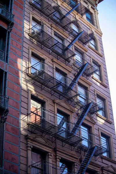 Colpo Verticale Una Scala Antincendio Edificio Mattoni New York Stati — Foto Stock