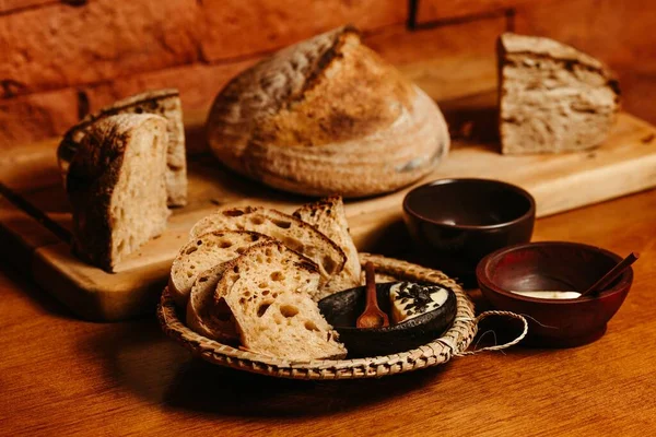 Tabakta Iştah Açıcı Bir Kızarmış Ekmek — Stok fotoğraf
