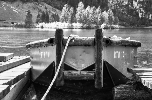 Disparo Escala Grises Pequeño Bote Encontrado Orilla Lago — Foto de Stock