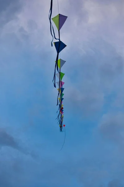 Tiro Vertical Uma Série Pipas Coloridas Vistas Flutuando Céu — Fotografia de Stock