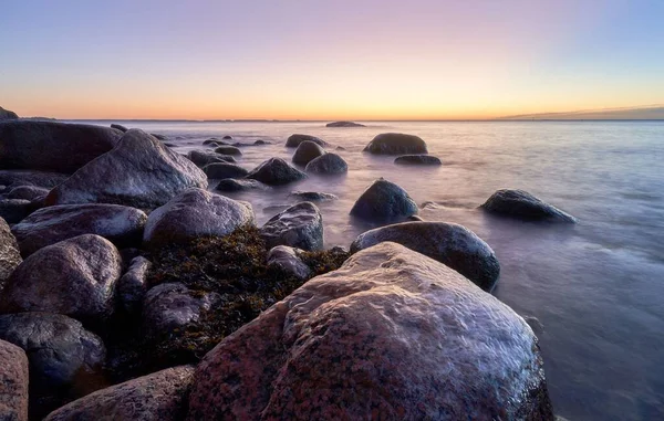 Μια Όμορφη Βολή Μεγάλων Βράχων Μια Ακτογραμμή Της Θάλασσας — Φωτογραφία Αρχείου