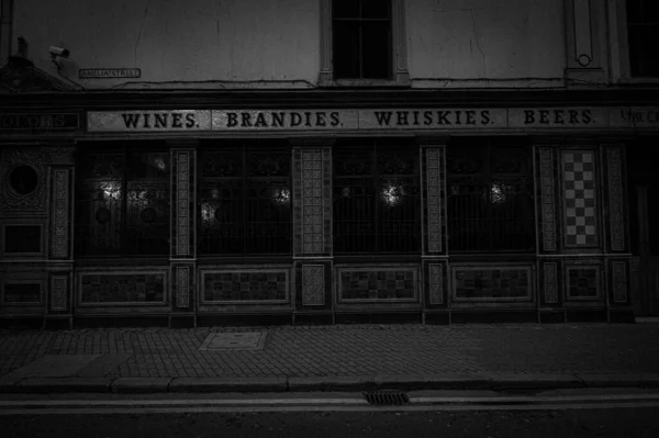 Grayscale Shot Crown Pub Belfast Closed Early Dark Morning — Stock Photo, Image