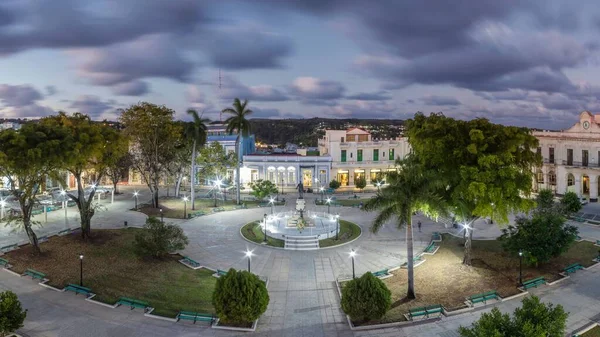 晚上在古巴马坦萨斯的La Libertad Noche公园的空中拍摄 — 图库照片