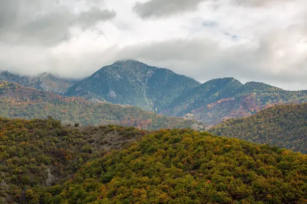 Een Prachtig Uitzicht Het Bergachtige Landschap Onder Een Bewolkte Hemel — Stockfoto