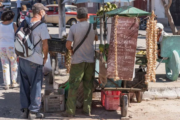 马坦萨斯库巴的一个街头水果商贩 — 图库照片