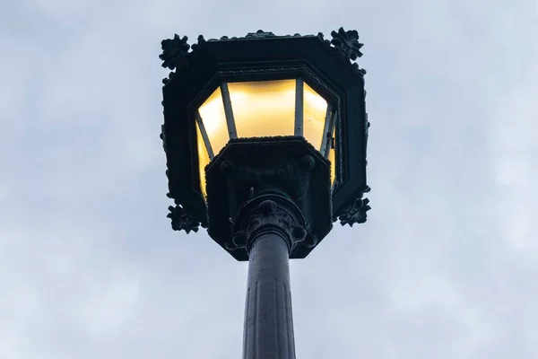Kasvetli Bir Günde Bulutlu Bir Gökyüzünün Altında Aydınlık Bir Lamba — Stok fotoğraf