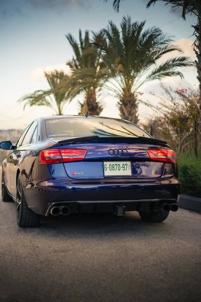 Pionowe Ujęcie Niebieskiego Audi Rs6 2018 Samochód Zaparkowany Ulicy Jerozolimie — Zdjęcie stockowe