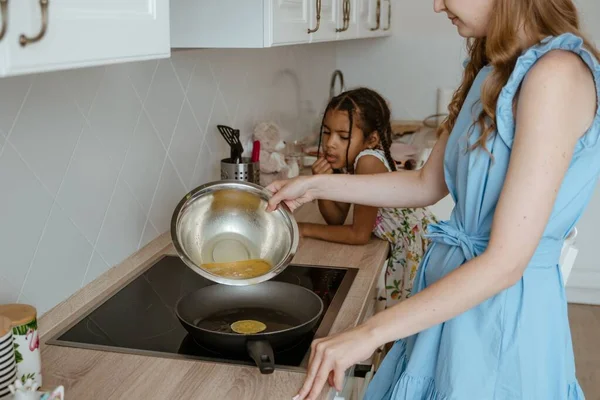 Mutfaktaki Elektrikli Ocakta Annesiyle Krep Yapan Bir Kız — Stok fotoğraf