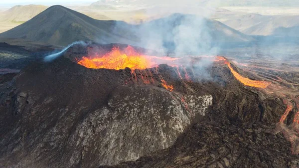 夏威夷莫纳洛亚火山喷发的风景 烟雾弥漫 天空蔚蓝 — 图库照片