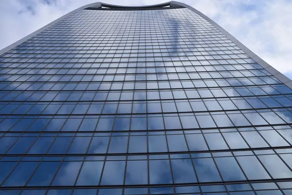 Alacsony Látószögű Kilátás Egy Modern Felhőkarcoló Üveg Külseje Található Egy — Stock Fotó