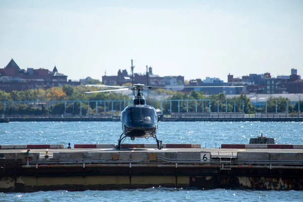Ein Schwarzer Hubschrauber Auf Einem Hubschrauberlandeplatz Manhattan New York City — Stockfoto