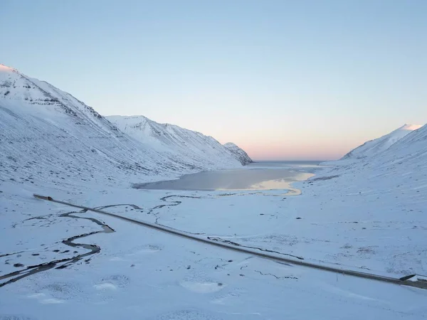 Una Vista Aérea Arroyo Helado Través Montañas Blancas Nevadas Islandia —  Fotos de Stock