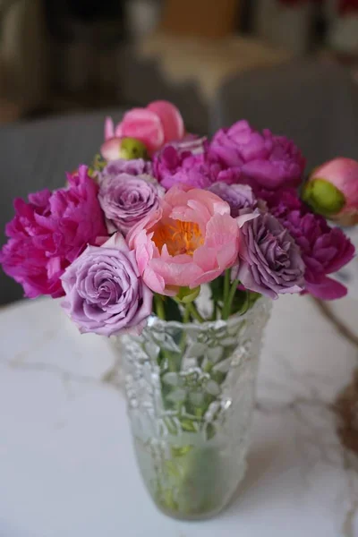 Вертикальный Снимок Вазы Полной Бархатной Розовой Розы Китайских Травянистых Пионских — стоковое фото