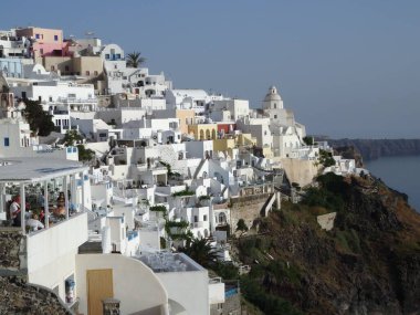 Santorini adasındaki Thera şehrindeki güzel beyaz binalar mavi gökyüzüne karşı Yunanistan