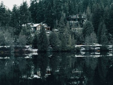 Whistler, British Columbia, Kanada 'da kışın güzel bir göl ve dağ manzarası.