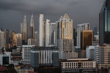 Kuala Lumpur şehir merkezindeki modern binaların güzel bir görüntüsü.