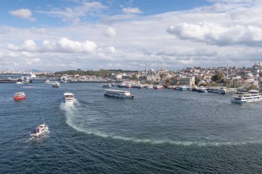 Türkiye 'nin İstanbul kentinde denizde yüzen beyaz teknelerin yüksek açılı görüntüsü