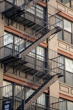 New York, ABD 'de bir yangın merdiveninin dikey görüntüsü..