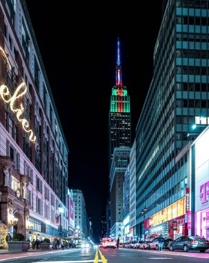 New York 'taki Empire State Binası' nın doğusundaki dikey 34. sokak manzarası.