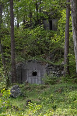 Norveç 'in Arendal kentinde Alman işgalci ordusu tarafından inşa edilen tarihi 2. Dünya Savaşı döneminin Sandvikodden kalesine dikey bir bakış.