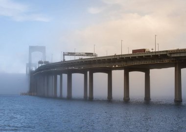 New York 'ta sis kaplı Throgs Neck Köprüsü' nün pitoresk bir görüntüsü.